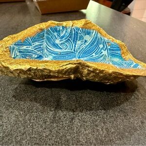 🦪 From Tide to Trinket
Hand-Finished Oyster Shells